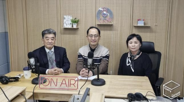 지난 6일 첫 방송을 녹음한 참석자들이 기념사진을 촬영하고 있다.(왼쪽부터 우명동 성신여대 명예교수, 자치분권협의회 구균철 의장, 윤양옥 위원)