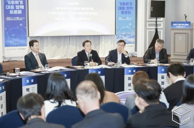 이재준 수원시장이 패널토론에서 발언하고 있다.