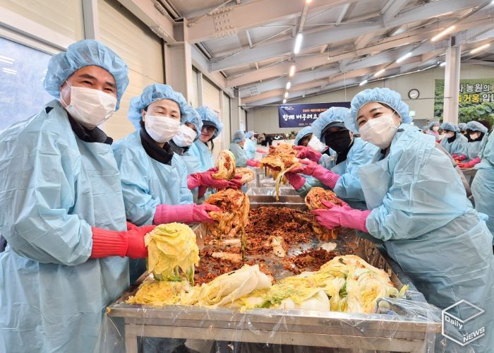 유진선 의장이 북한이탈주민과 함께하는 사랑의 김장나눔 행사에 참여하고 있다.