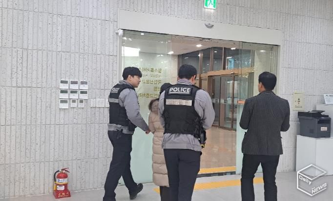 수원시가 ‘악성·반복 민원 대응 모의훈련’을 하고 있다.