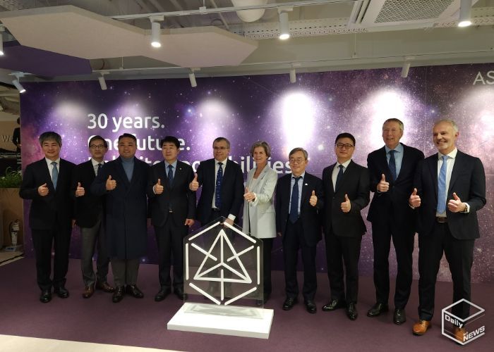 조승문 화성특례시 제2부시장이 히쳄 엠사드 ASM CEO, 이영석 ASM 코리아 대표 등 주요 내빈들과 기념촬영을 하고 있다