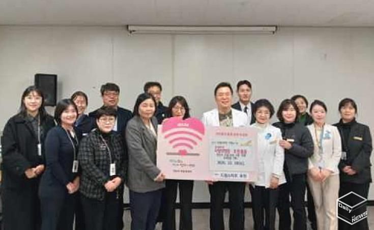 이길재 칠석의료재단 사랑의병원 병원장(오른쪽 다섯번째)이 10일 드림스타트 취약계층 아동을 위한 300만 원 상당의 운동화 교환권을 기탁하고 있다.