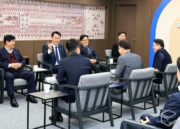정명근 화성특례시장이 중소벤처기업 산업재산권 보호를 위한 업무 협약식에서 협약 내용에 대하여 참석 내빈들에게 설명 하고 있다
