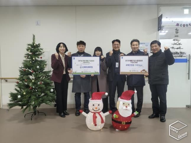 전달식 후 한국추출가공식품업중앙회경기도지부 수원시지회, 대한농산물식품임가공업연합회 수원시지부, 수원시 관계자가 함께하고 있다.