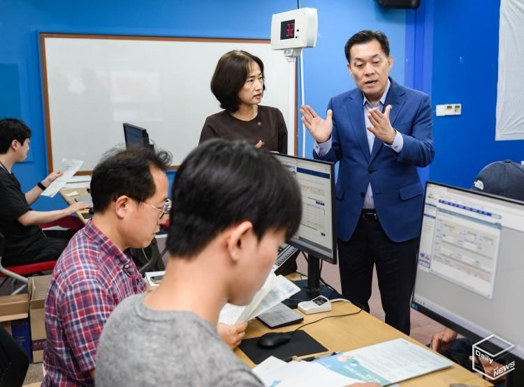 이재준 수원시장이 민생회복 소비쿠폰 신청 첫날인 7월 21일 인계동 행정복지센터를 찾아 민원안내 창구를 점검하고 담당직원들을 격려하고 있다.