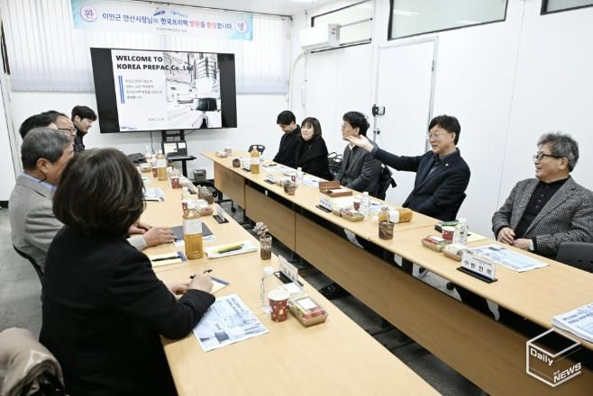 이민근 안산시장(오른쪽 두번째)이 29일 단원구에 소재한 한국프리팩㈜을 방문해 기업 현장의 애로사항을 들으며 의견을 나누고 있다.