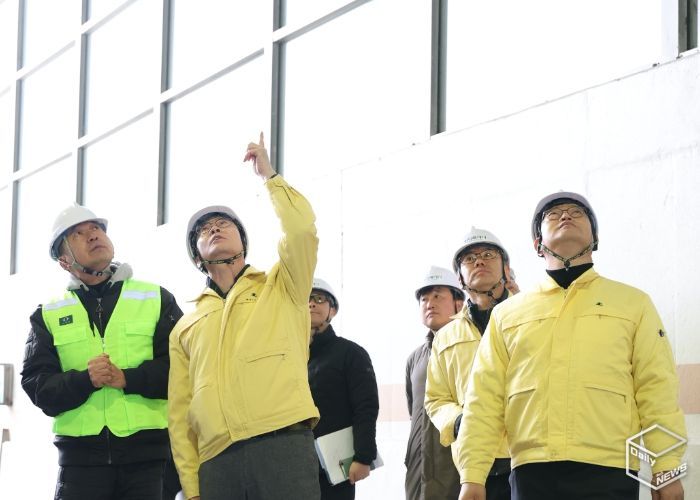 정명근 화성특례시장이 지난 24일 동탄숲 생태터널 긴급안전조치 현장을 찾아 공사 추진상황을 살피고 있다