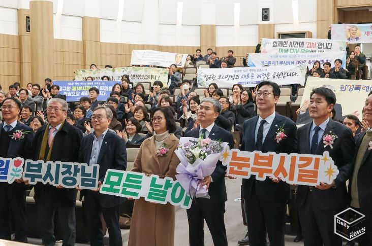 29일 열린 정구원 화성특례시 제1부시장 퇴임식에서 참석자들이 기념촬영을 하고 있다