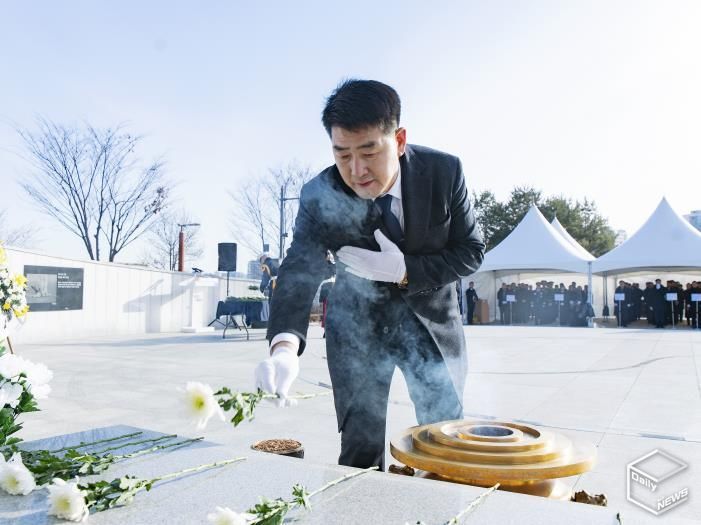 베정수 의장 헌화 및 분향