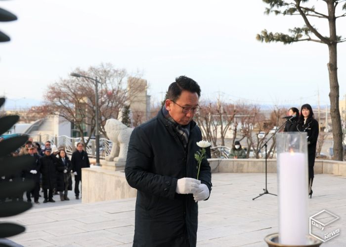 신년 현충탑 헌화하는 평택시의회 강정구 의장