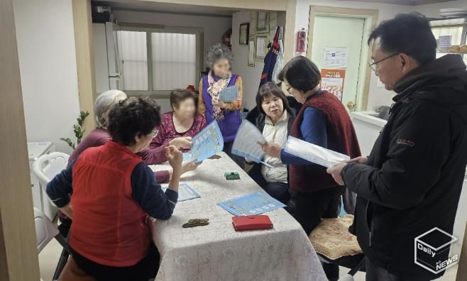 수원시 영통구 매탄1동 경로당 한파쉼터 점검 및 '수원 새빛 생활비 패키지' 홍보 실시