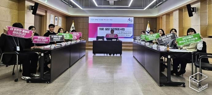 28일 안산시청 제1회의실에서 ‘의료·요양 통합돌봄사업’ 운영 관련 통합지원 회의에서 참석자들이 기념촬영을 하고 있다.