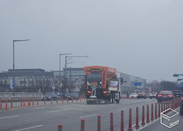 지난 1월 11일 제설차량으로 도로에 제설제를 살포하는 모습.