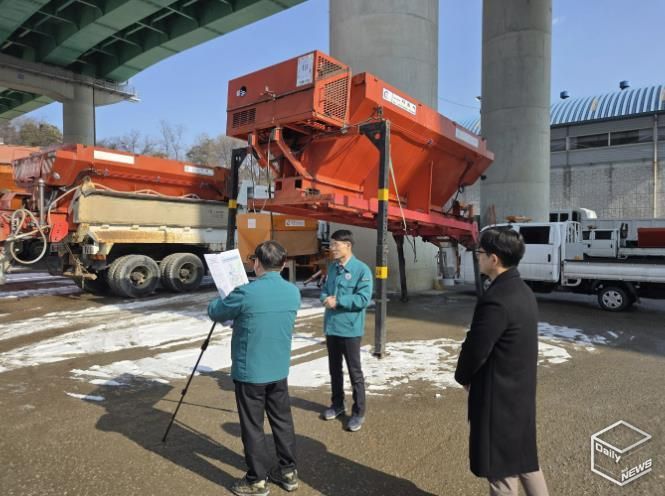 김경주 기흥구청장이 취임식 대신 구민의 안전과 생활 현안을 살피는 현장방문으로 공식 업무를 시작했다.