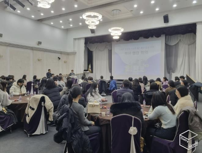 용인특례시는 4일 시청 컨벤션홀에서 ‘스마트 경로당 헬스케어시스템 운영 관련 부서 협업 회의’를 열었다