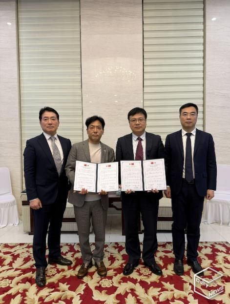 장민기 화성특례시 총괄정무 특별보좌관(왼쪽 두 번째)과 린중린 샤오간시장이 협약서를 들고 있다