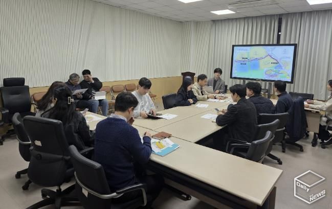 5일 안산 도시정보센터에서 '신길2지구 스마트도시건설사업 관련 실무자 회의'가 진행중이다