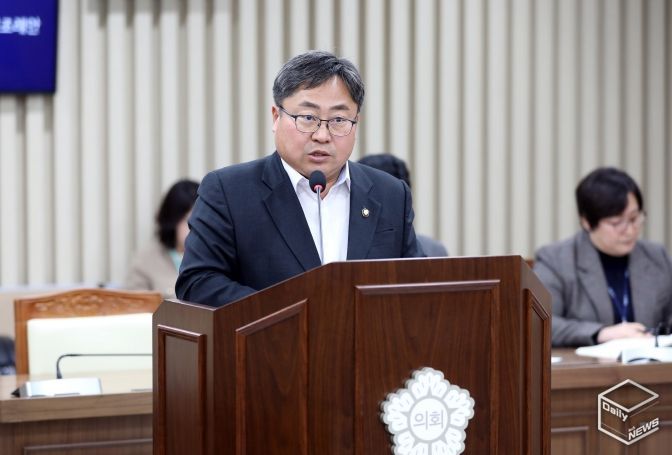 수원특례시의회 박현수 의원이 제399회 임시회환경안전위원회에서 발언하고 있다.